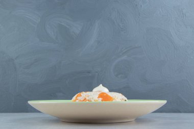 Tabaktaki pirinçte mayonez, mermer arka planda. Yüksek kalite fotoğraf