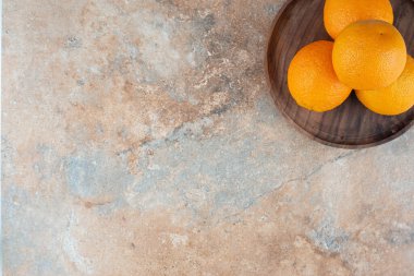 Tahta tabakta taze ekşi portakallar. Yüksek kalite fotoğraf