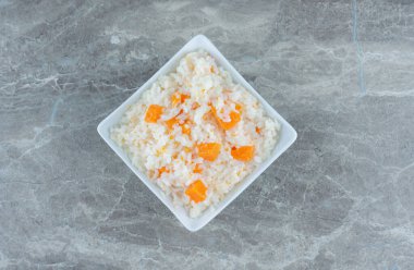 Mermer arka planda, kasede iştah açıcı sağlıklı pirinç. Yüksek kalite fotoğraf