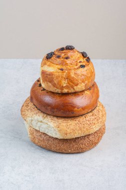 Gri arka planda bir yığın çörek ve simit. Yüksek kalite fotoğraf