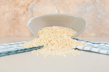 Beton arka planda bir fincanda sarı pirinç tohumu. Yüksek kalite fotoğraf