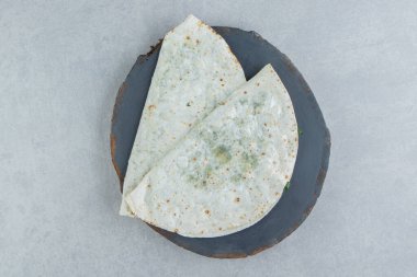 Tahtada mermer zemin üzerinde taze pişmiş çıkıntılar var. Yüksek kalite fotoğraf