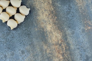 Tepside, mermer arka planda pipo var. Yüksek kalite fotoğraf
