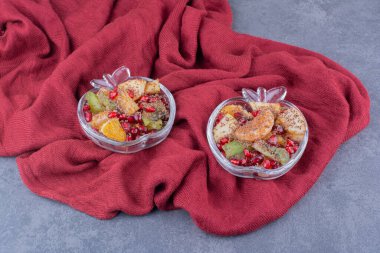 Meyve salatası, doğranmış, kıymalı ve baharatlı. Yüksek kalite fotoğraf