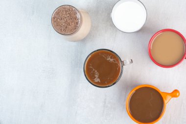 Taş zeminde çeşitli lezzetli kahve fincanları ve süt. Yüksek kalite fotoğraf