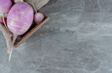 Havlunun üzerinde lezzetli turplar, mermer arka planda. Yüksek kalite fotoğraf