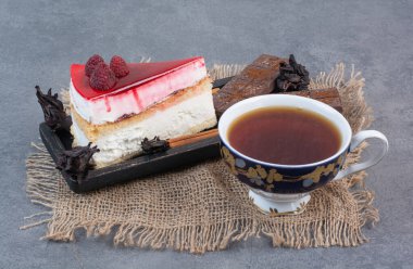 Gri arka planda bir fincan aromalı kahve ile bir parça kek. Yüksek kalite fotoğraf