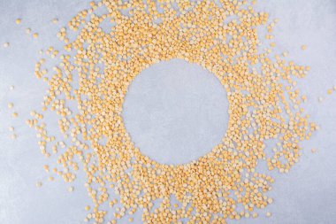 Mercimek yığını mermer zemin üzerinde dairesel bir alan ile etrafa saçıldı. Yüksek kalite fotoğraf