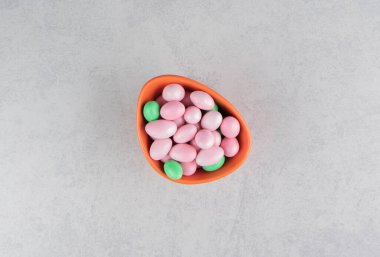 Mermer arka plandaki kasede yeşil ve pembe diş etleri var. Yüksek kalite fotoğraf