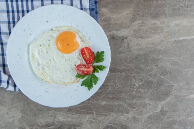 Beyaz tabakta kızarmış tavuk yumurtası. Yüksek kalite fotoğraf