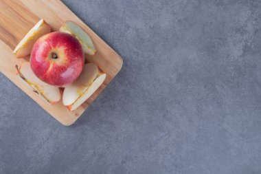 Organik kırmızı elma ve dilimlerin üst görüntüsü. Yüksek kalite fotoğraf