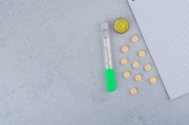 Termometre, haplar ve mermer arka plandaki defter. Yüksek kalite fotoğraf