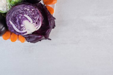 Lahana, karnabahar, beyaz tabakta patlıcan. Yüksek kalite fotoğraf