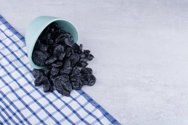 Beton bir plaka içinde kurumuş siyah sultanlar. Yüksek kalite fotoğraf