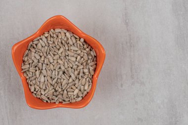 Turuncu kasede kavrulmuş ayçekirdeği. Yüksek kalite fotoğraf