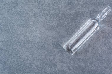 Mermer zemin üzerinde saydam tıbbi ampul. Yüksek kalite fotoğraf