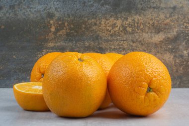 Taş yüzeyde taze olgun portakallar. Yüksek kalite fotoğraf