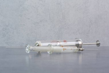 Mermer yüzeyde iki metal şırınga. Yüksek kalite fotoğraf