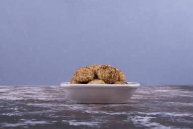 Beyaz seramik tabakta mermer masada çıtır çıtır kurabiyeler. Yüksek kalite fotoğraf