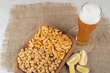 Çuval bezinde abur cubur tabağı, limon ve bira. Yüksek kalite fotoğraf