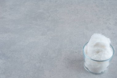 Gri arka planda pamuklu cam bir kavanoz. Yüksek kalite fotoğraf