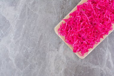 Tahta üzerinde mayalanmış kırmızı lahana. Yüksek kalite fotoğraf