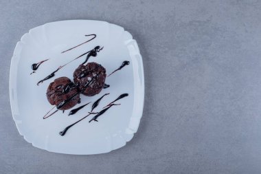 Beyaz tabakta iki taze ev yapımı kek dilimi. Yüksek kalite fotoğraf