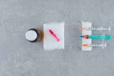 Beyaz arka planda şırıngası olan tıbbi etanol. Yüksek kalite fotoğraf