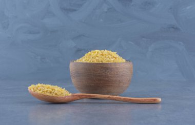 Bir kaşık pirinç ve bir kase pirinç, mermer arka planda. Yüksek kalite fotoğraf