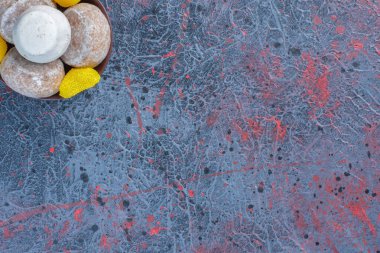 Vanilya tozu kaplı kurabiyeler ve marmelatlar soyut arka planda küçük bir kasede. Yüksek kalite fotoğraf