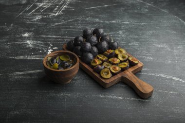 Tahtadaki ham mavi eriklerin üst görünümü, boşluk arkaplanını kopyala