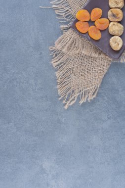 Dişsiz kuru meyveler tahtada, çarşafta, mermer zeminde. Yüksek kalite fotoğraf