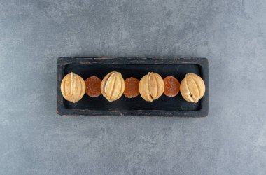 Lezzetli jöleli şekerler ve karamelli fındıklar..