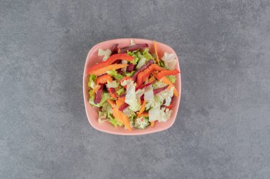 Pembe kasede dilimlenmiş sebzeler. Yüksek kalite fotoğraf