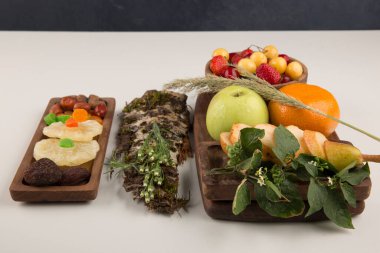 Ağaç kabuğuyla servis edilen taze ve kurumuş meyve. 