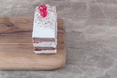 Mermer zemin üzerinde kirazlı kek dilimi. Yüksek kalite fotoğraf