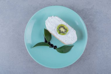 Yeşil tabakta kremalı pasta diliminin üst görüntüsü. Yüksek kalite fotoğraf