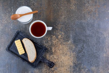 Peynir, tereyağı ve bir fincan çay ve krema. Yüksek kalite fotoğraf