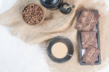 Kahve, çikolata ve çuval bezelyeli kahve. Yüksek kalite fotoğraf