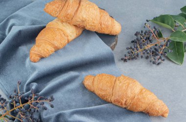 Havlu üzerinde kruvasanlar mermer zeminde üzümlü mermer zemin üzerinde. Yüksek kalite fotoğraf