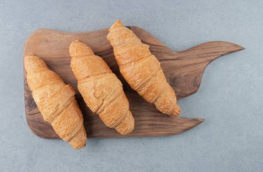 Mermer zemin üzerinde lezzetli kruvasan var. Yüksek kalite fotoğraf