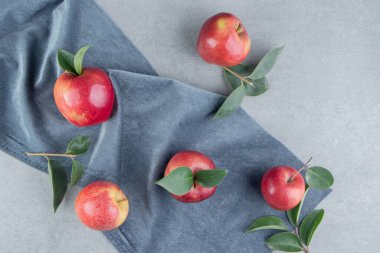 Mermer zemine serpilmiş taze kırmızı elmalar. Yüksek kalite fotoğraf