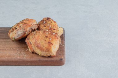 Kızarmış tavuk etli ahşap bir tahta. Yüksek kalite fotoğraf