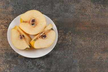 Beyaz tabakta sarı ayva dilimleri. Yüksek kalite fotoğraf