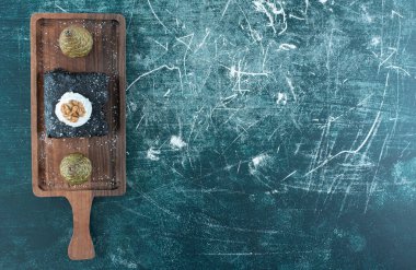 Lezzetli çikolatalı kek ve kozalaklı tahta. Yüksek kalite fotoğraf