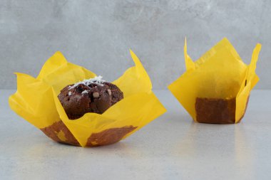 Mermer arka planda iki çikolatalı kek. Yüksek kalite fotoğraf