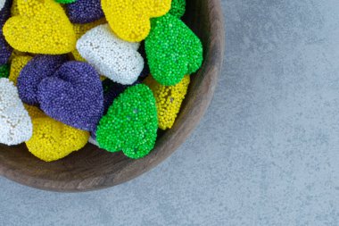 Mermer arka planda, kâsede lezzetli kurabiyeler var. Yüksek kalite fotoğraf