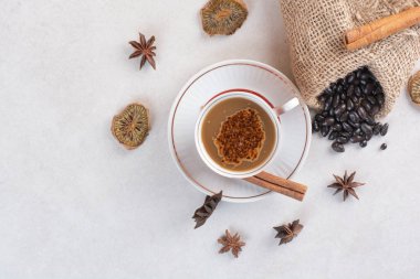 Tarçın çubukları ve yıldız anasonlu bir fincan aromalı kahve. Yüksek kalite fotoğraf