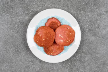 Beyaz tabakta nefis ızgara salam. Yüksek kalite fotoğraf