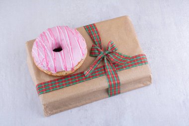 Hediye paketi ve beyaz arka planda jöleli çörek. Yüksek kalite fotoğraf